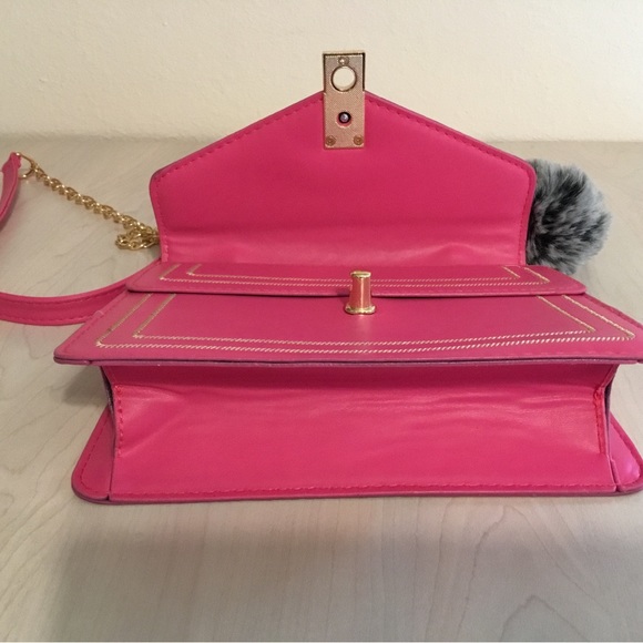 NWOT Adorable Barbie Pink Faux Leather Crossbody Bag Gold Chain & Bag Charm - Picture 8 of 9
